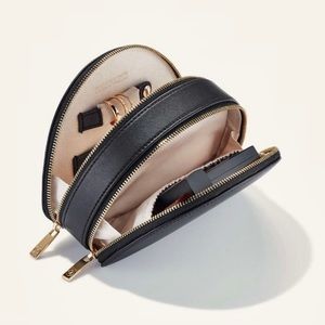 Mejuri Half Moon Multi Case
NEW with Dustbag
